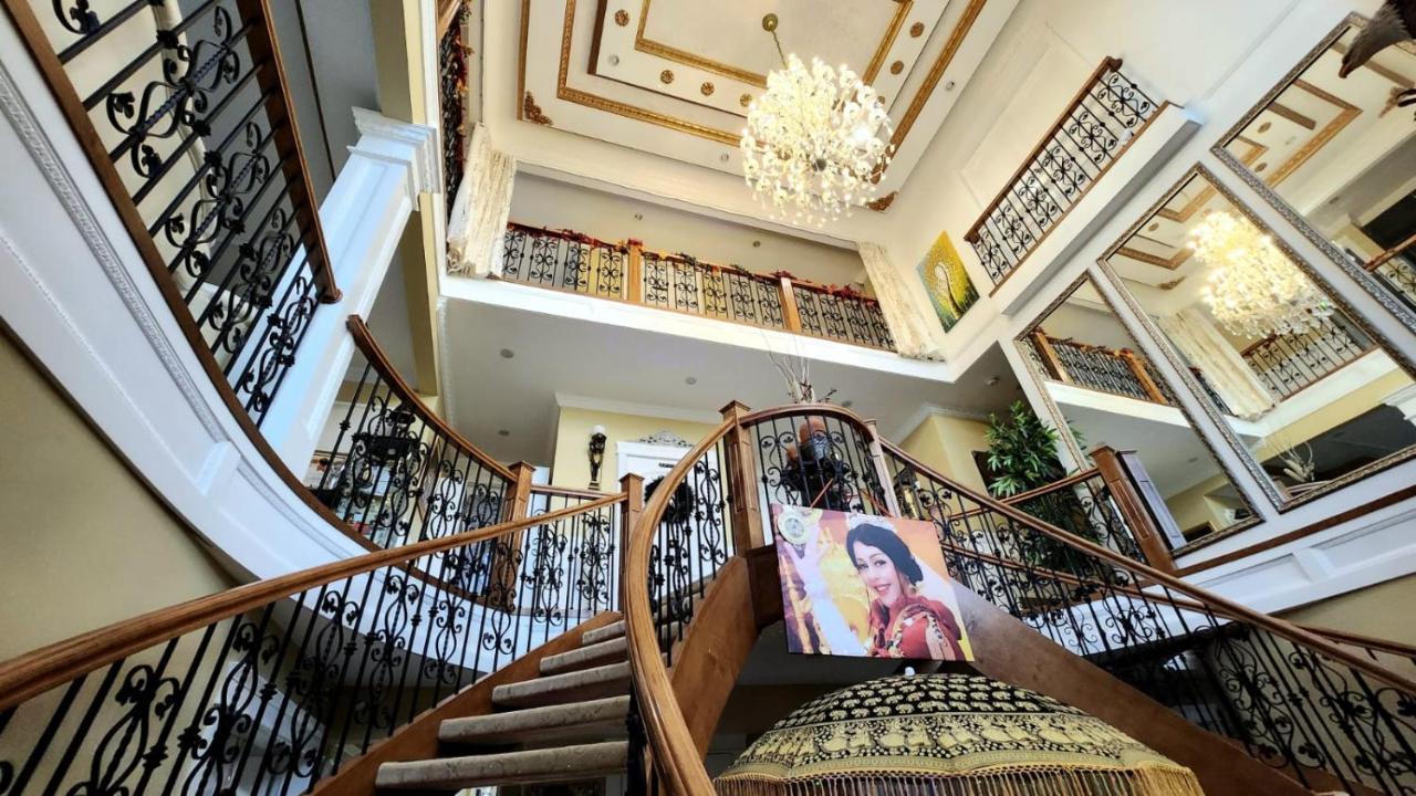 Empress Palace Hotel Surrey Exterior photo